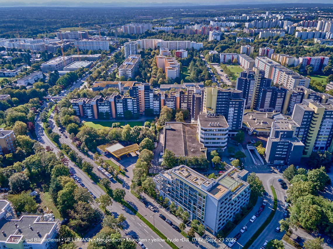 23.09.2022 - Karl-Marx-Ring 53-53c und Studentenwohnheim und Marx-Zentrum in Neuperlach